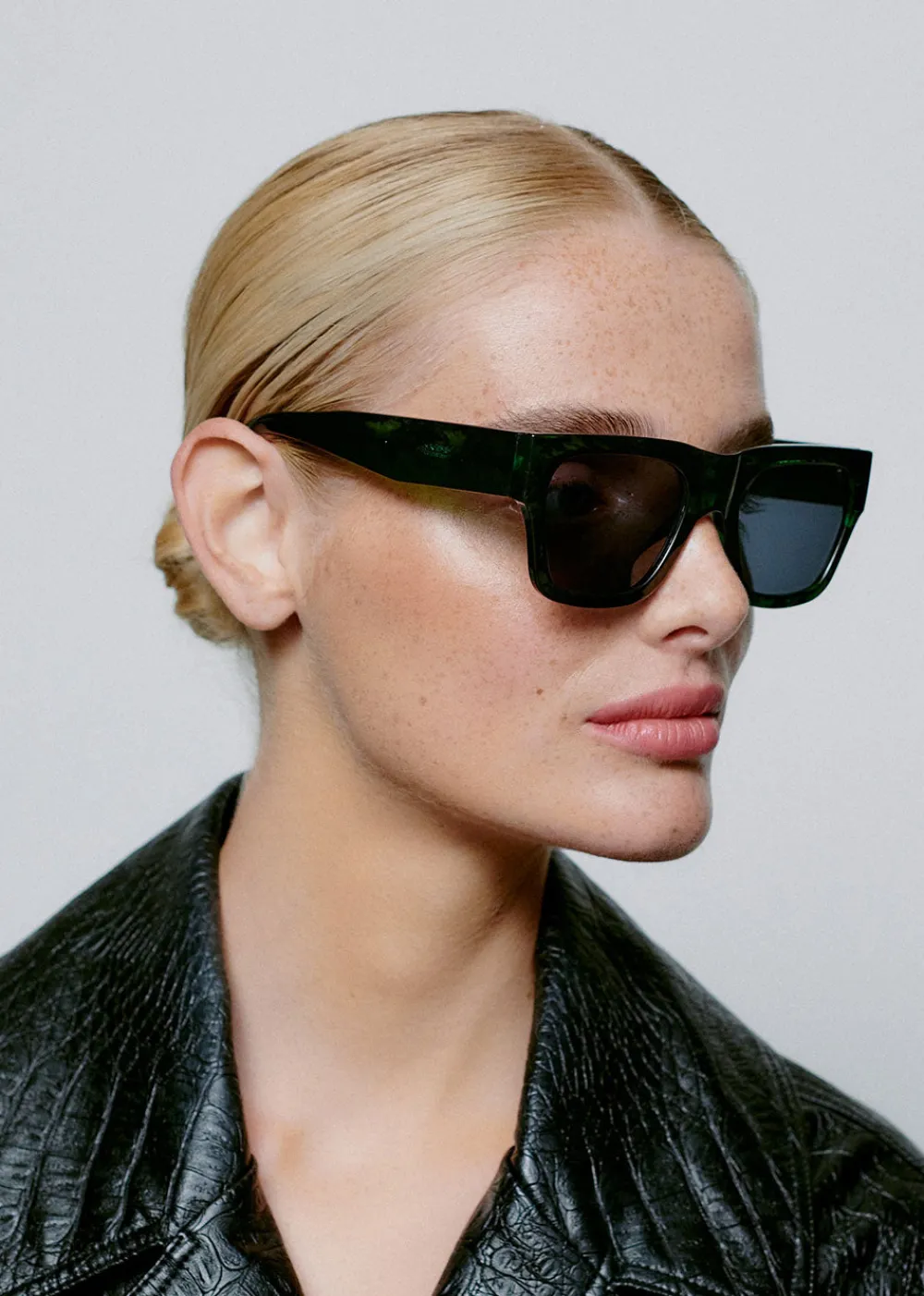 agnes_sunglasses__dark_gr_5.webp A. Kjaerbede Agnes Sunglasses - Dark Green Trans | Glasses