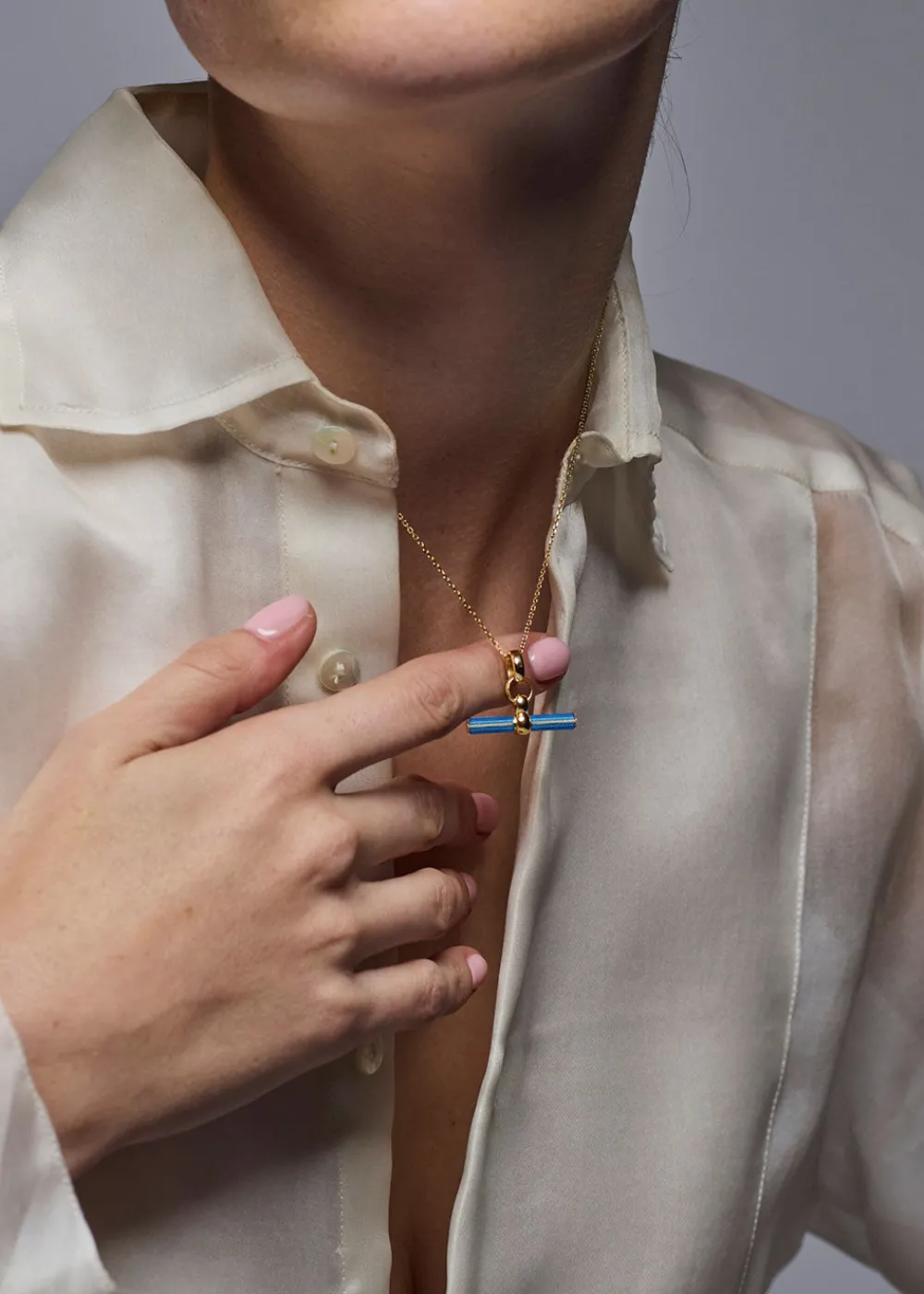 aquamarine_enamelled_smal_2.webp Tilly Sveaas Aquamarine Enamelled Small Gold T-bar on Trace Chain | Necklaces
