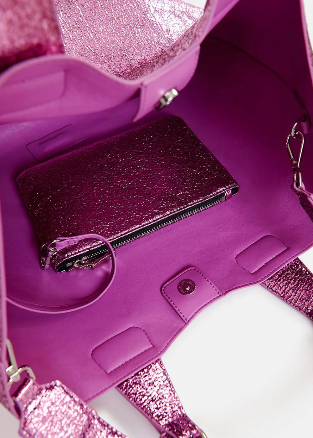 hurry_metallic_shopper_ba_7.webp Essentiel Antwerp Hurry Metallic Shopper Bag - Pink | Bags