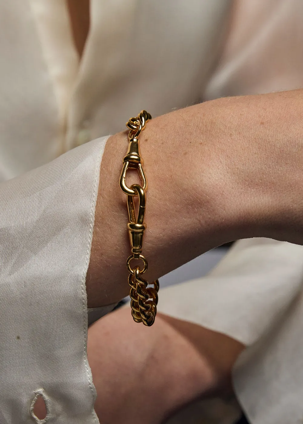 medium_gold_curb_clipt_br_1.webp Tilly Sveaas Medium Gold Curb Clipt Bracelet | Bracelets