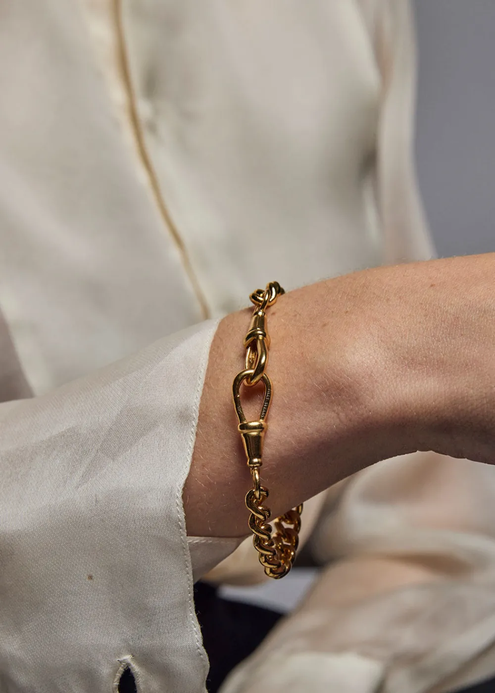 medium_gold_curb_clipt_br_2.webp Tilly Sveaas Medium Gold Curb Clipt Bracelet | Bracelets